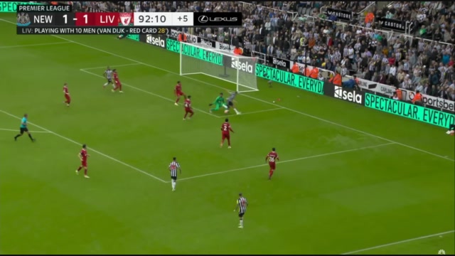 1v1 with player facing away from the GK